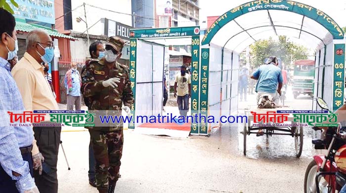 করোনা রোধে ৪টি জেলায় জীবাণুনাশক টানেল স্থাপন করে গাড়ী ও মানুষের শরীর জীবাণুমুক্ত করছে সেনাবাহিনী